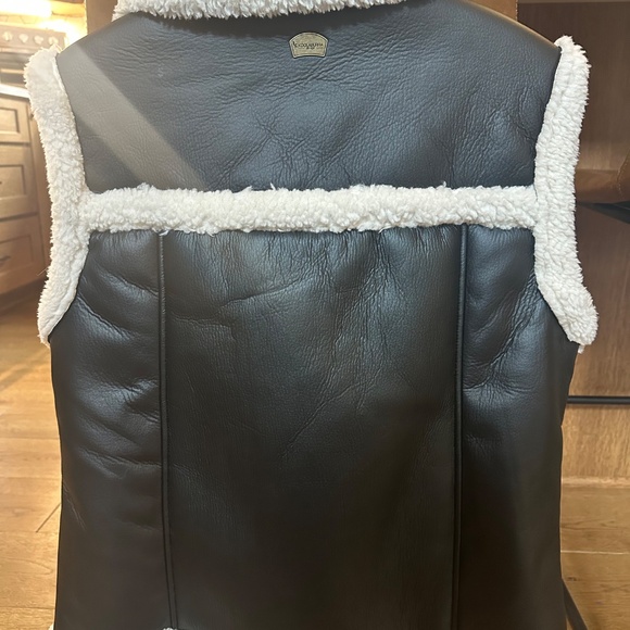 NWOT Women's KOOLABURRA by UGG Sherpa Vest - Picture 3 of 6